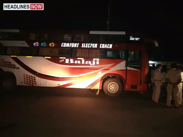 बालाजी बस ने बाइक को पीछे से टक्कर मारी : बाइक वाहन के नीचे फंसी, शिवपुरी में युवक घायल; गुस्साए लोगों ने शीशा फोड़ा