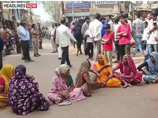 शिवपुरी में महिला दुकानदार सड़क पर बैठीं : सड़क के बाहर रखा सामान जब्त करने पहुंचे नगरपालिका कर्मचारियों का विरोध