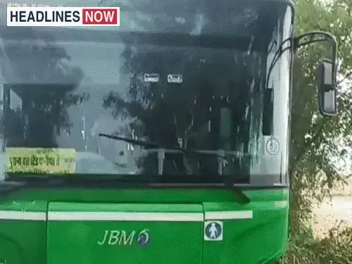 पानीपत सड़क हादसे में भतीजे की मौत, चाचा गंभीर:इलेक्ट्रिक बस और बाइक की आमने-सामने टक्कर; गैस सिलेंडर लेकर लौट रहे थे