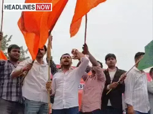 'Ek kachori do samosa, humein loktantra par hai bharosa': ABVP students march in Patna with slogans to save democracy, DU student union president included