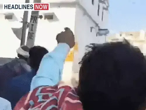 चुनाव हारे प्रत्याशी-समर्थकों ने किया पथराव, DSP-ASI का सिर फोड़ा:दो कॉन्स्टेबल भी घायल; पुलिस की गाड़ियां तोड़ी, 319 वोट कम गिनने का आरोप