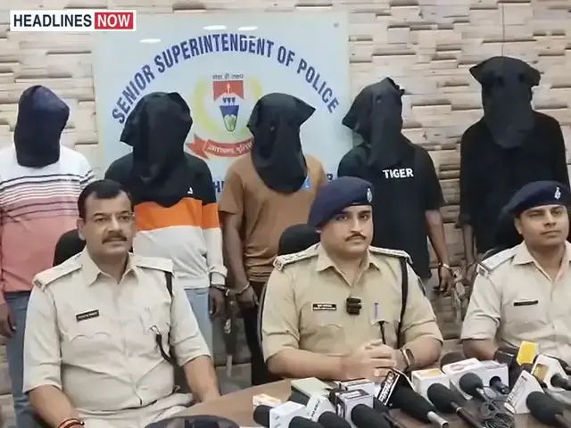 ऑनलाइन गेम में इनाम का लालच देकर ठगी, 5 गिरफ्तार:जमशेदपुर-रामगढ़ पुलिस की छापेमारी; 102 ATM कार्ड और 67 सिम भी मिले
